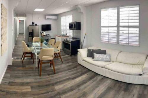 18 Bedrooms 32 guest La placita de Santurce By RentalsPR