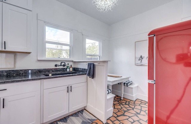 1926 Historic Duplex/Near U of A/1 BR & 1 BA