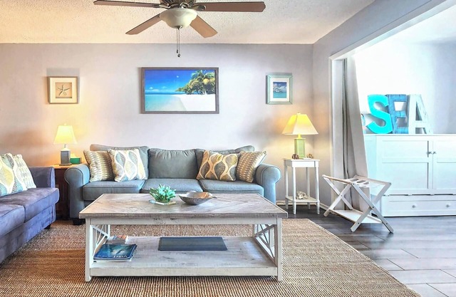 1BD/2BA Tropical Seaside Escape, 40 yards from Sapphire Beach!