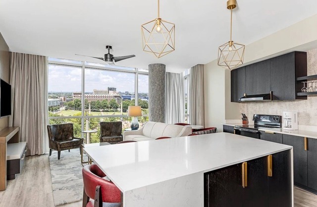 1BD/Atlanta - Downtown w/Rooftop Pool and Pool Bar!