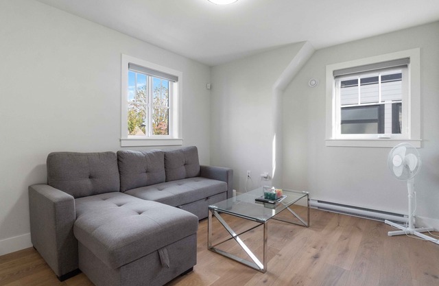 1BD Lovely Coach Home B in Delta!