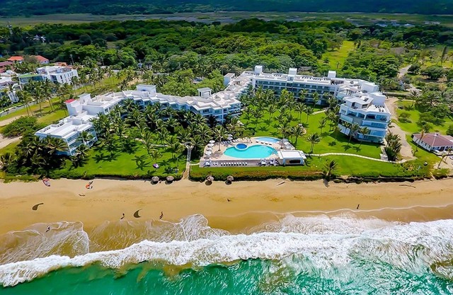 1BD sea-views condo on sandy beach, in secure resort with pool!