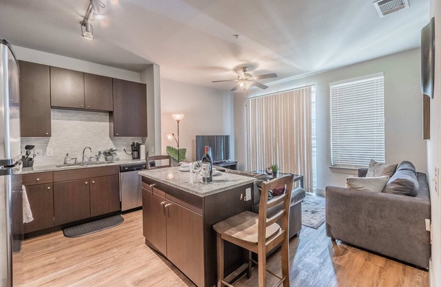 1Bedroom 2 beds Apt Uptown/Parking/Washer n Dryer