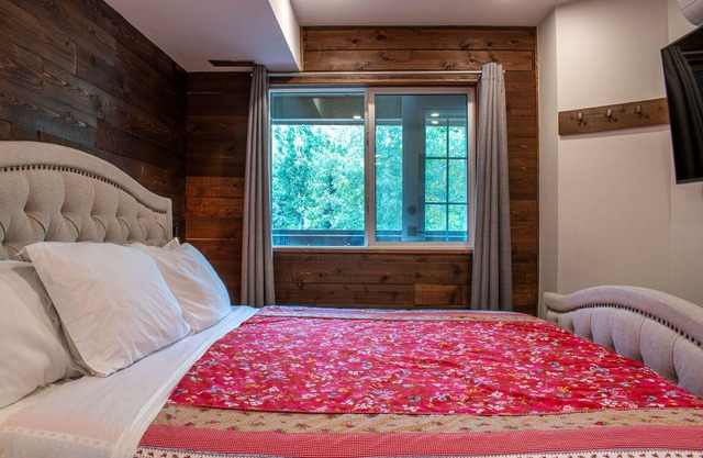 1BR + Den | Marketplace Lodge | Village Location | Mountain Views | Gas Fireplace | Parking