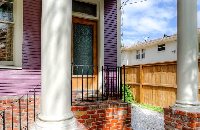 1BR Sleeps 2-4, GREAT UPTOWN LOCATION!