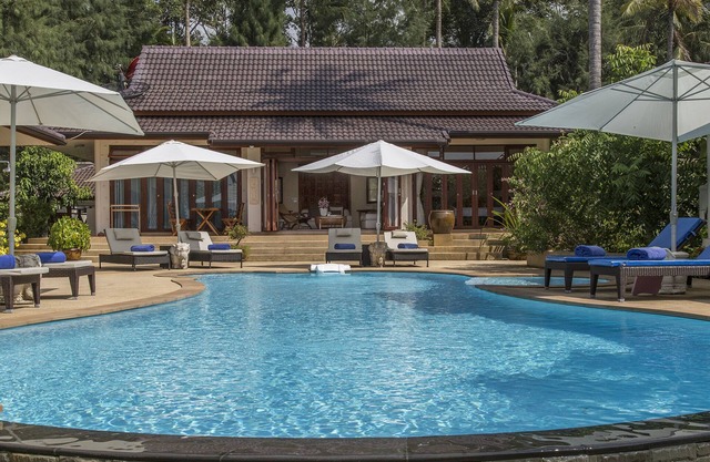 1BRM Beachfront Villa with pool & garden