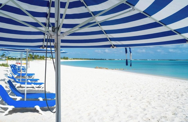 1st Class - Condo, Beach & Views