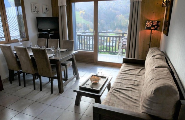 1st floor, view mountain, swimming pool, balcony, parking, tv, ski locker, 42m², Saint Gervais