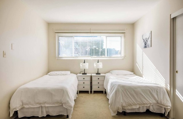 2 BD/Quiet Community/Close to Food + Shopping
