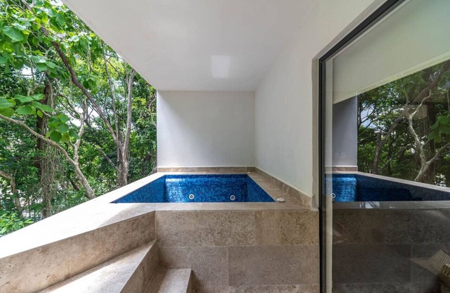 2 BD Suite w/Private Plunge Pool, Balcony, Gym
