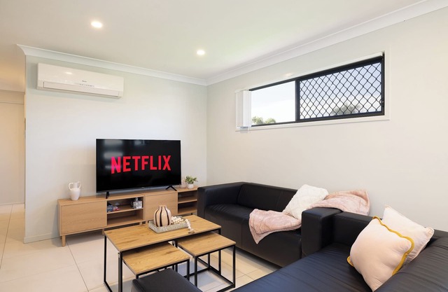 2 Bdr Apt! Garage! Clean! GST Credits! 120D2