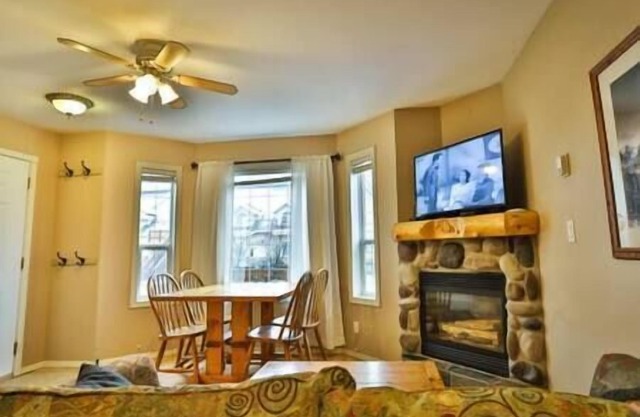 2 BDR Townhouse/Mountain Views/Patio