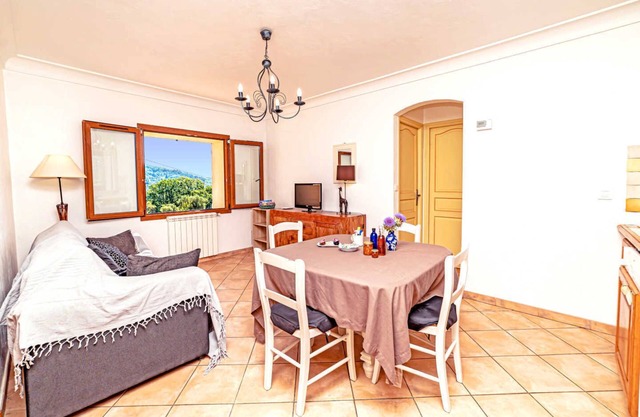 2 Bed Apartment Sleeps 6 - Pets Ok - Free Parking