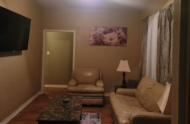 2 Bed Apartment Close 2 Downtown, 4 Long Time Stay