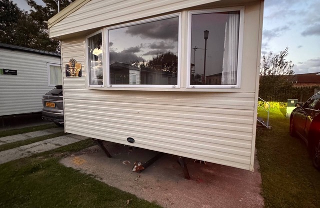 2 Bed Caravan on Lyons Winkups, Sleeps 6