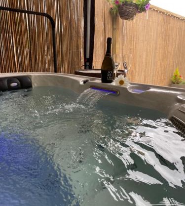 2 Bed Countryside Retreat in Dorset Includes a private Hot Tub and cosy wood burner