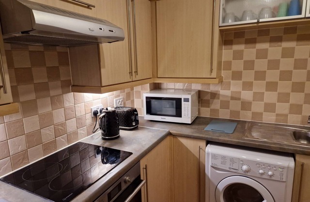 2 Bed Flat - Sleeps 4 - Parking - Wifi