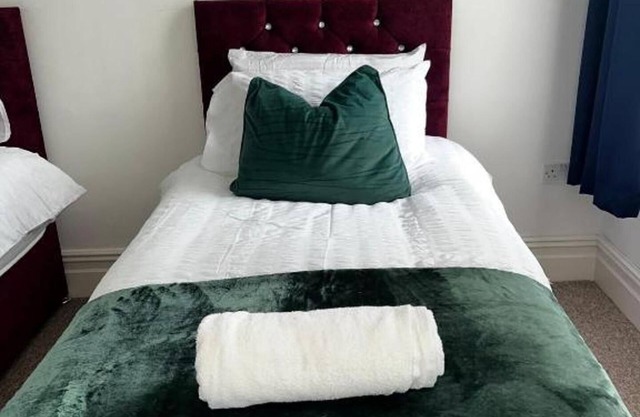 2 Bed Flat - Sleeps 5 - Pets - Parking - Wifi