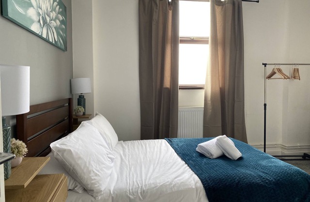 2 Bed Flat - Sleeps 6 - Parking - Wifi