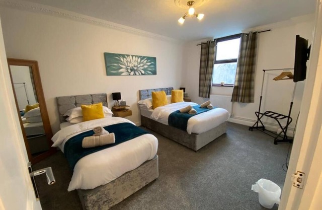 2 Bed Flat - Sleeps 7 - Parking - Wifi