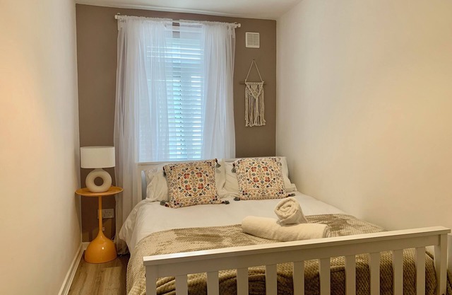 2 Bed Ground Floor, Boho Chic Garden Flat with Parking