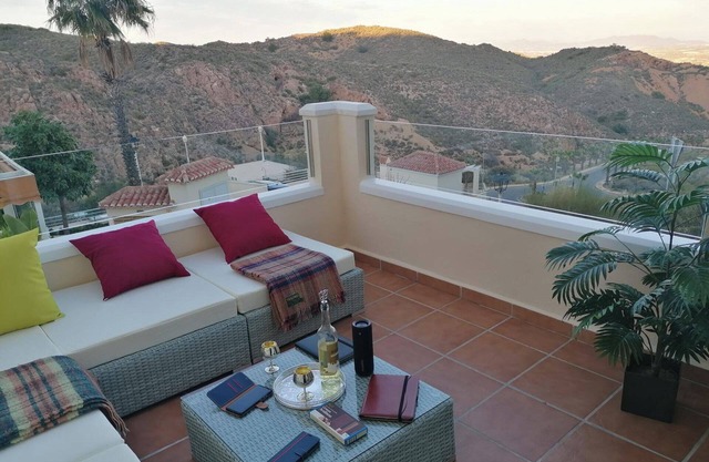 2 Bed House Sleeps 4 - Pool, Sea Views, Parking