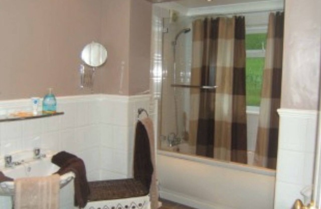 2 Bed house in Morriston - great base for exploring or work - sleeps upto 4