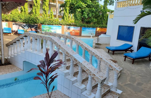 2 Bed House - Sleeps 3 - Pool - Parking - Wifi