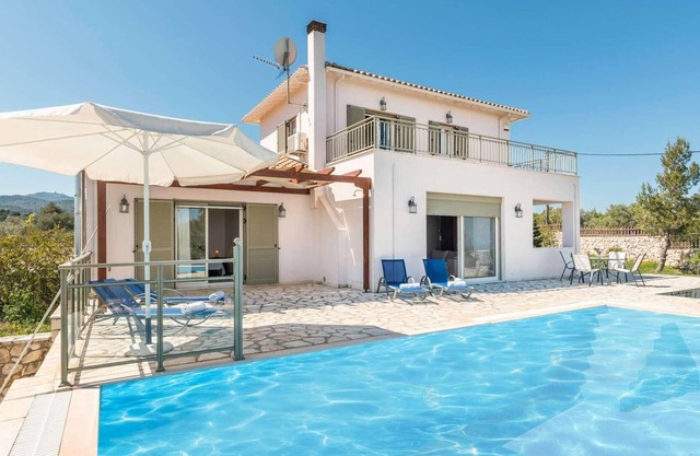2 bed villa with pool and distant sea views