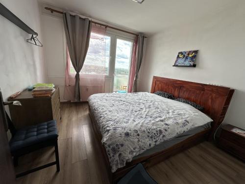 2 bedroom, 10 mins from center, top floor, balcony with view, high-speed Internet, coffee