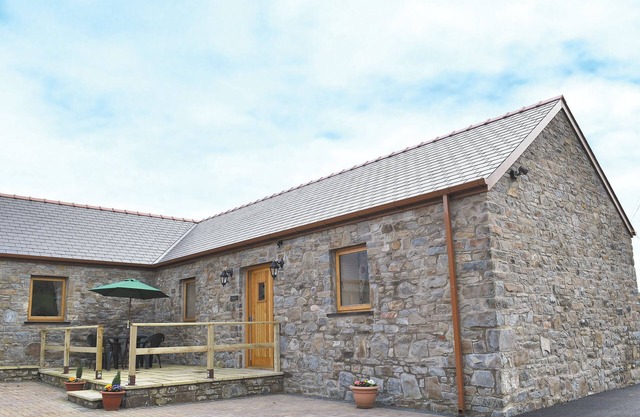 2 bedroom accommodation in Carmarthen