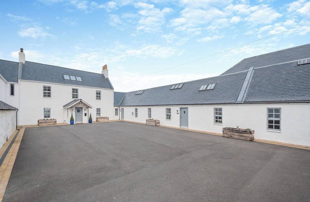 2 bedroom accommodation in Ayr