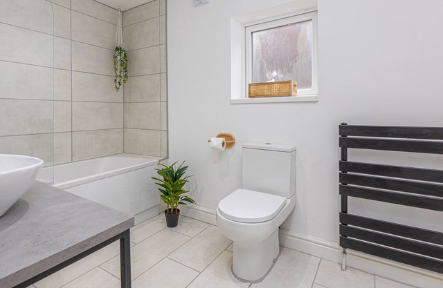 2 Bedroom Apartment, Sleeps 4 guests, Close to central Blackpool