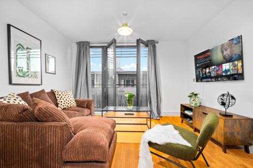 2-Bedroom Apartment in Heart of the City - China Town - Balcony - Secure Parking Included 48A