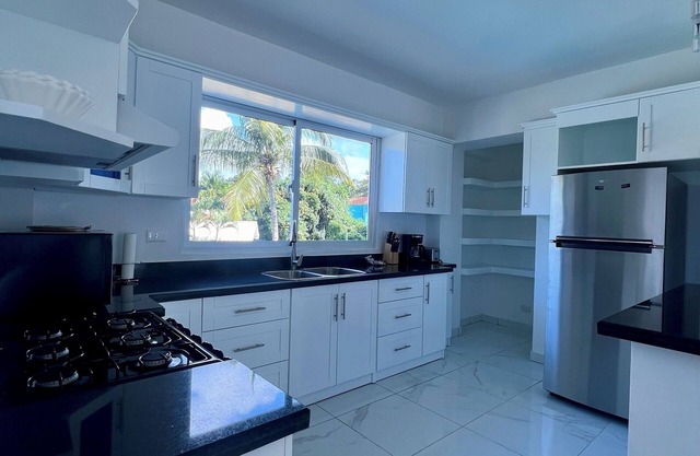 2-bedroom apartment in welcoming Sosúa with WiFi, AC