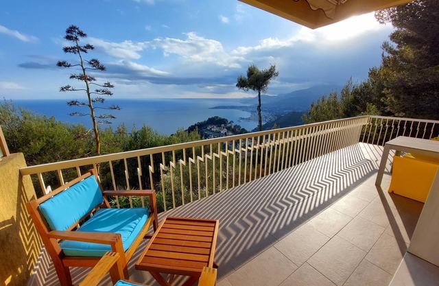 2-bedroom apartment, large terrace overlooking the Côte d'Azur