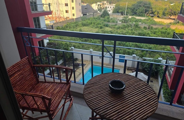 2-bedroom apartment/pool/walking distance to beach