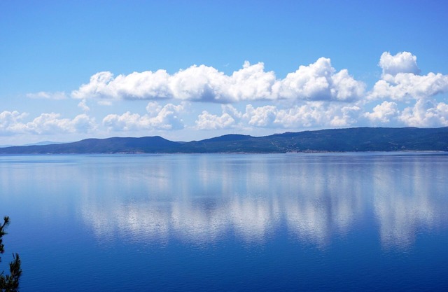 2-bedroom apartment with 2 balconies, pool & walking distance to beaches