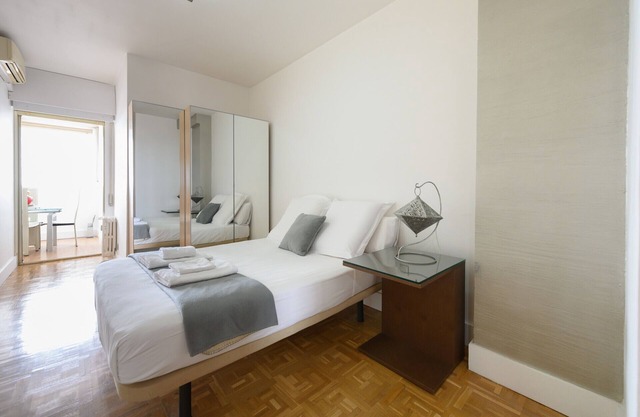 2 Bedroom Apartment with City Views - Comfort and Style in Madrid