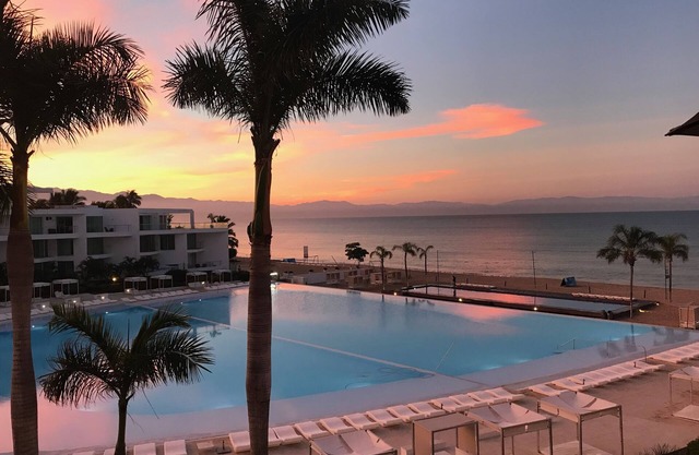 2 Bedroom Beachfront Condo, Beautiful Ocean and Pool Views