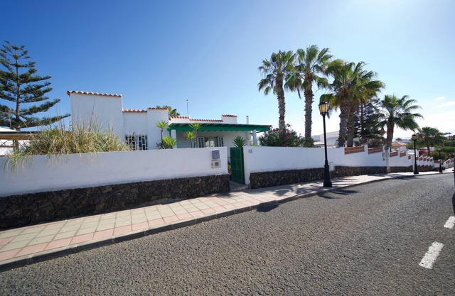2 bedroom centrally located bungalow with garden and private parking