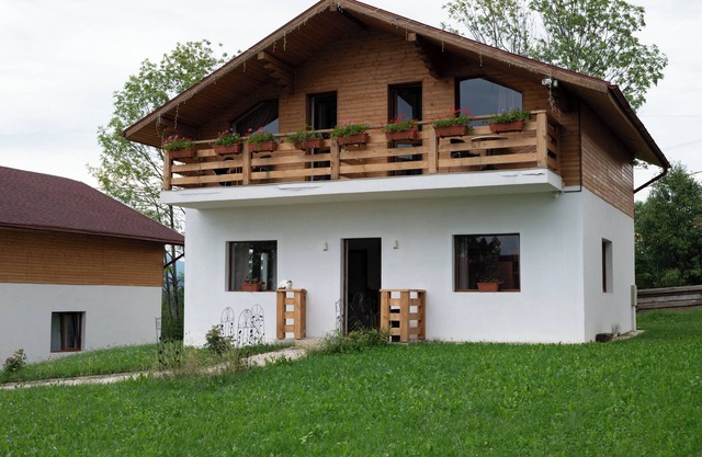 2-Bedroom Chalet Near Dracula’s Castle – Your Cozy Escape