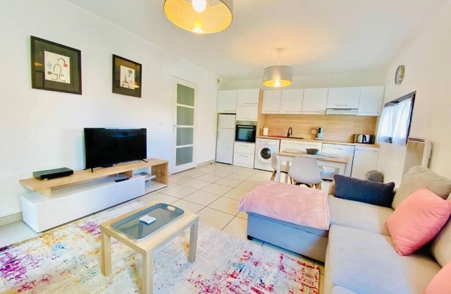 2-BEDROOM CITY CENTER APARTMENT FULLY EQUIPPED BALCONY ELEVATOR PRIVATE PARKING