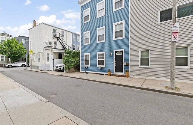 2-bedroom condo with extra beds and HOT TUB in South Boston