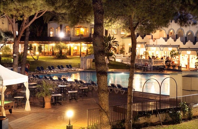 2 Bedroom Corner Townhouse for 6 guests. Walking Distance to EVERYTHING. NO CAR