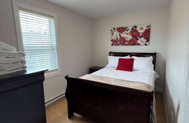 2 Bedroom Executive Apartment near Airport - Airport Manor Unit #3