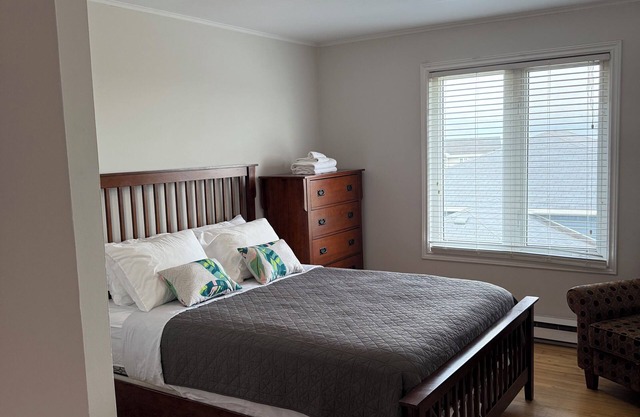 2 Bedroom Executive Apartment near Airport - Airport Manor Unit #4