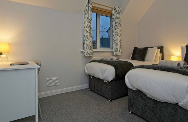 2 Bedroom House in Barry with Free Parking