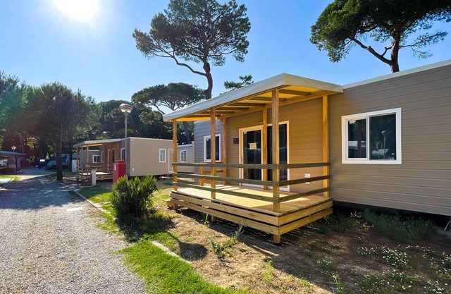 2 Bedroom Mobile Home Steps from the Sunny Adriatic Beach