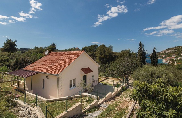 2 bedroom nice home in Drvenik Veliki
